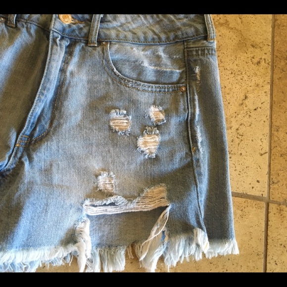 Forever 21 distressed denim shorts - Picture 3 of 6
